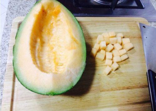 圆的哈密瓜怎样切开吃视频,视频教你轻松解锁美味新境界