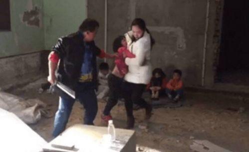 吃瓜人贩子抓小娃的视频,吃瓜人贩子抓小娃，警方迅速行动解救