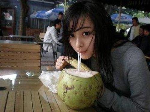 全球大旱吃瓜萌妹视频,萌妹吃瓜视频走红网络