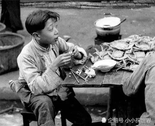 穷人吃瓜的路人视频,穷人吃瓜路人的真实生活瞬间