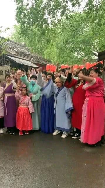 吃瓜群众演出视频,欢乐演出引共鸣