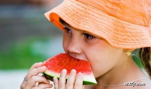 天气炎热吃瓜视频,吃瓜解暑乐无边