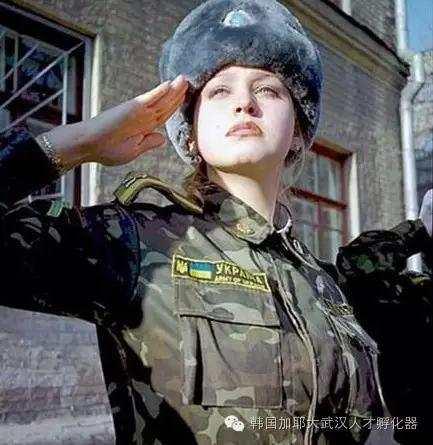 乌克兰女兵视频吃瓜,乌克兰女兵吃瓜视频引发热议